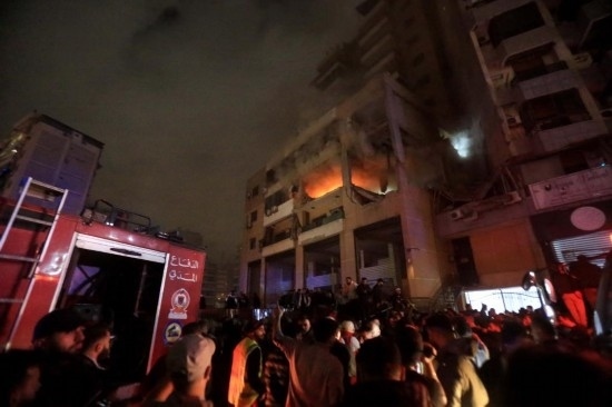 1月2日，人們聚集在黎巴嫩貝魯特南郊的以色列無人機(jī)襲擊現(xiàn)場。新華社發(fā)（比拉爾·賈維希攝）