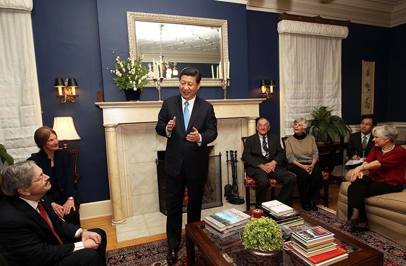 習(xí)近平2012年訪美時(shí)與老朋友敘舊場景。