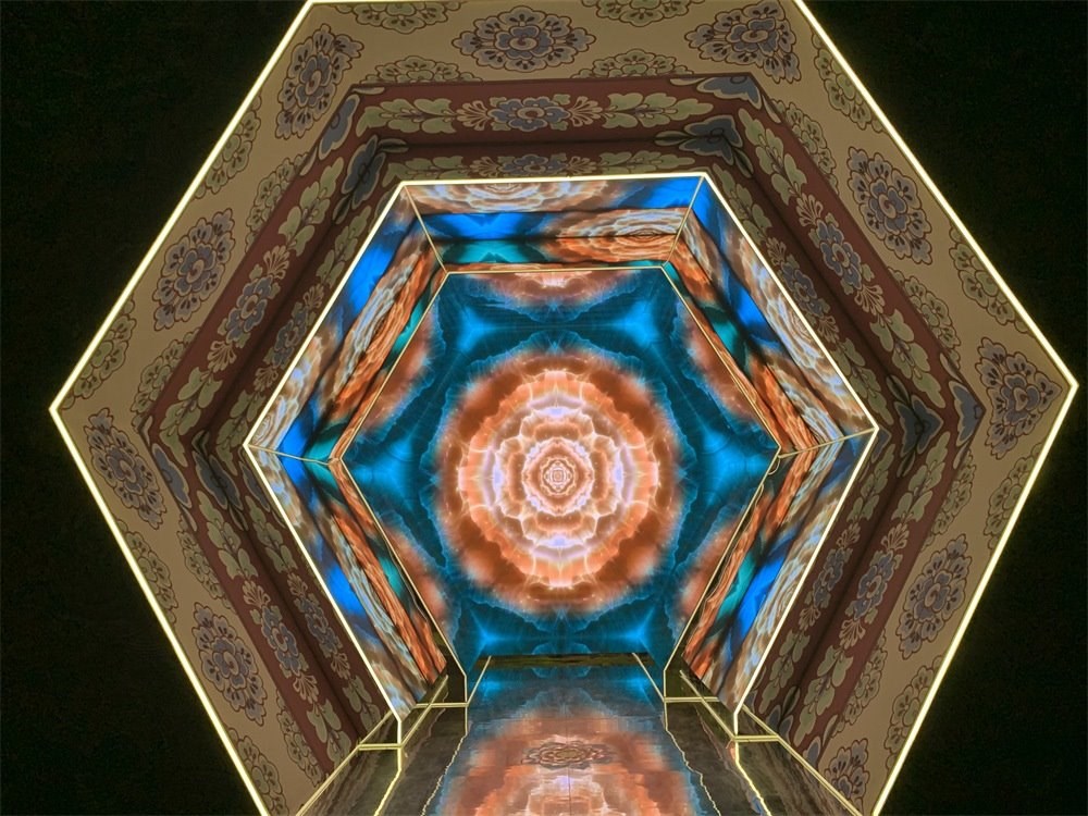 中國國家博物館“華彩萬象——石窟藝術(shù)沉浸體驗”現(xiàn)場。人民網(wǎng)記者 韋衍行攝