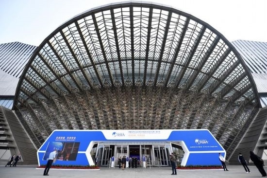 2023年10月30日，參會(huì)嘉賓步入長(zhǎng)沙國(guó)際會(huì)議中心。當(dāng)日，以“全球發(fā)展 共享安全”為主題的博鰲亞洲論壇全球經(jīng)濟(jì)發(fā)展與安全論壇第二屆大會(huì)在湖南長(zhǎng)沙開幕。新華社記者 陳振海 攝