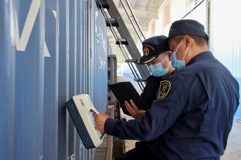 海關關員使用手持式輻射探測儀對中老鐵路入境貨物進行檢測。張釋巍攝