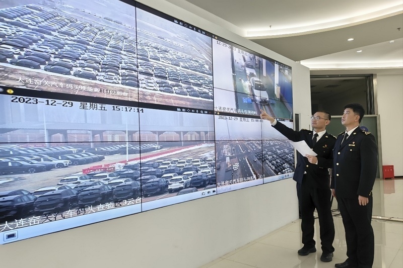 海關關員視頻巡查出口汽車場地。李進攝