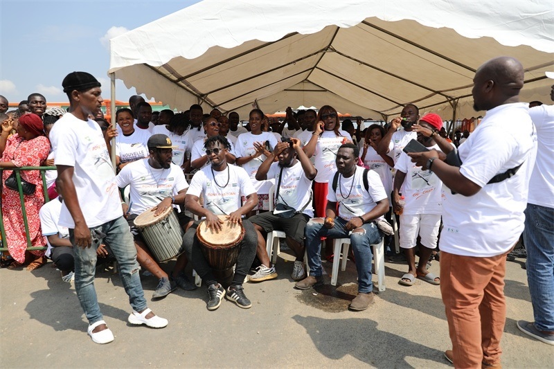 當(dāng)?shù)孛癖姂c祝通車。中建國際中西非公司供圖。