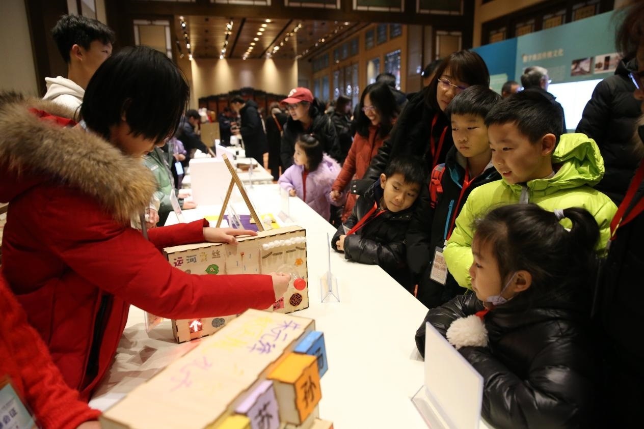 學(xué)生現(xiàn)場(chǎng)演示科創(chuàng)作品。主辦方供圖