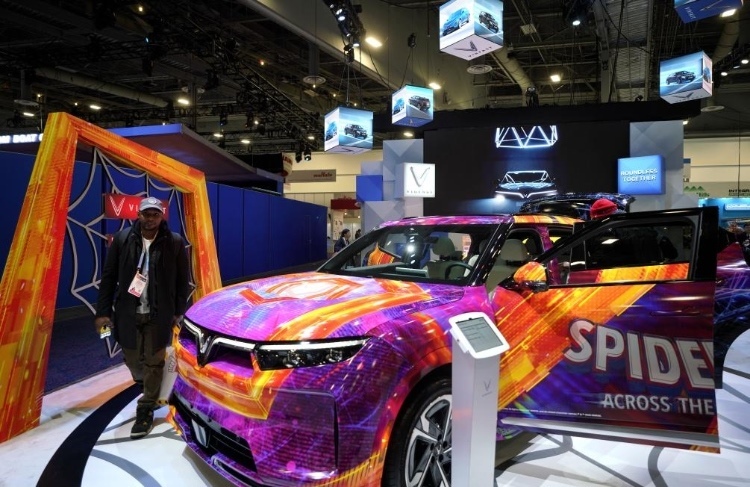 1月11日，人們?cè)诿绹?guó)拉斯維加斯消費(fèi)電子展越南電動(dòng)汽車(chē)制造商VinFast展臺(tái)參觀。新華社記者吳曉凌攝