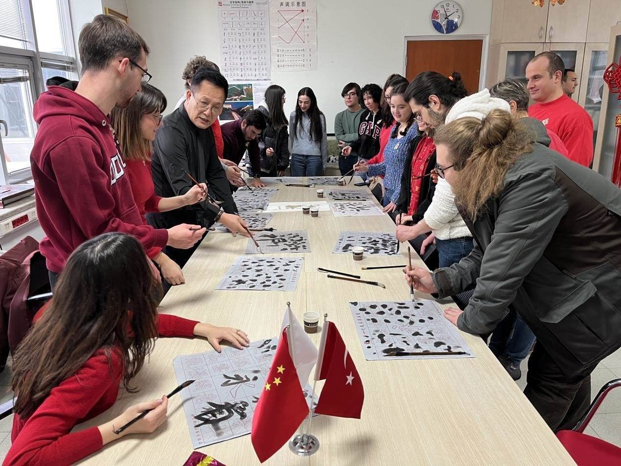 學生體驗書法。中東技術(shù)大學孔院供圖