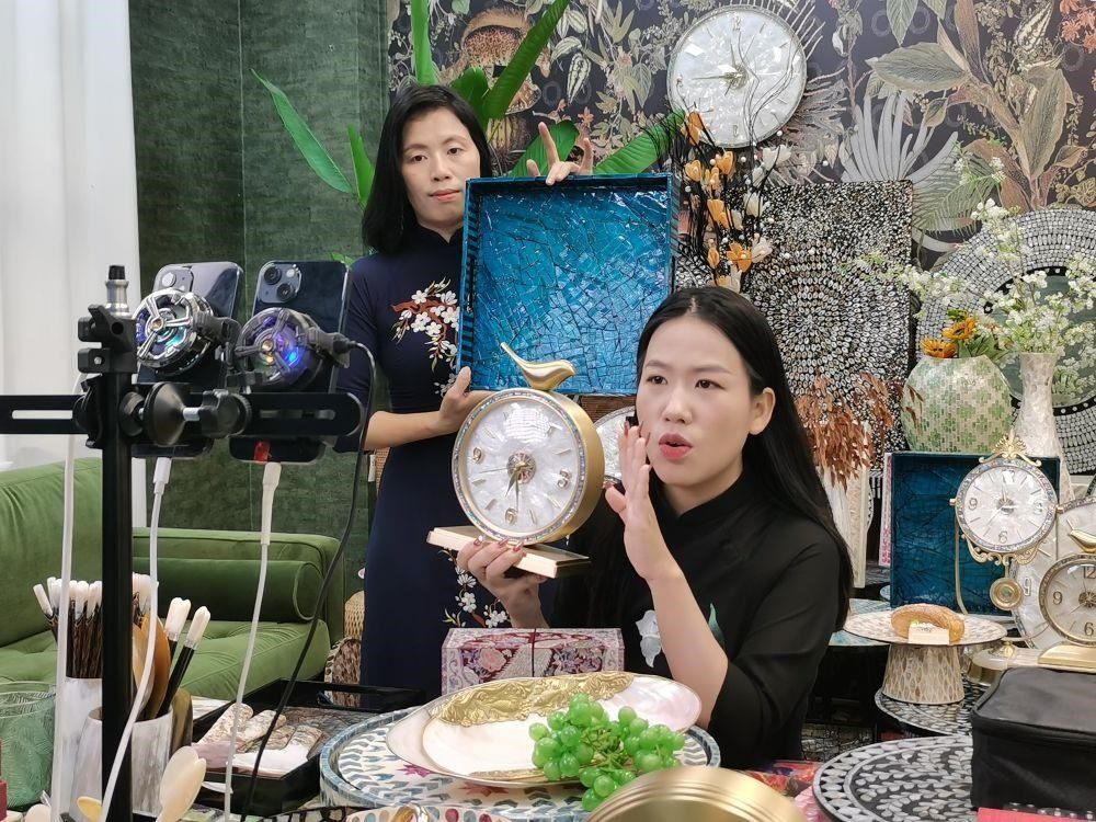 △在廣西防城港東興市一個電商直播間里，主播在進行活動推介。