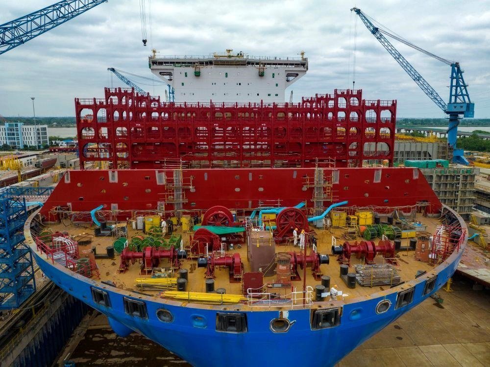 △2023年5月7日，江蘇揚州中遠海運重工有限公司工人在作業(yè)。