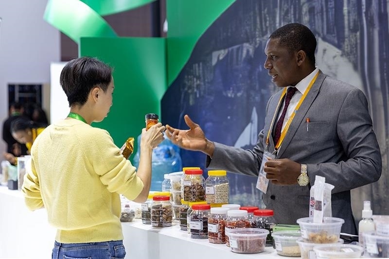 △2023年11月7日，在進博會國家館尼日利亞館，展商介紹尼日利亞產(chǎn)品。
