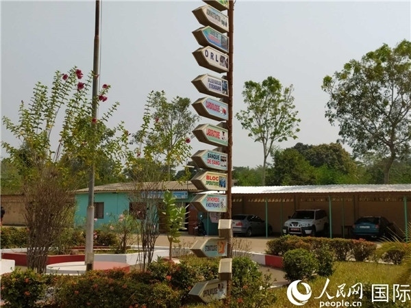 醫(yī)院內(nèi)的各科室指示牌。人民網(wǎng)記者 黃培昭攝