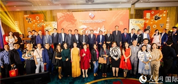 出席駐菲律賓使館2024年新年媒體沙龍部分嘉賓代表合影。人民網(wǎng)記者樊帆 攝