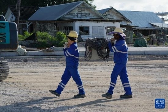 1月18日，工作人員在瑙魯艾沃港碼頭升級改造項目工地工作。新華社記者 王申 攝