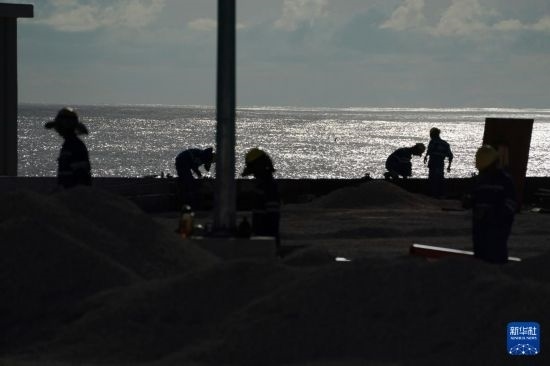 1月18日，工作人員在瑙魯艾沃港碼頭升級改造項目工地工作。新華社記者 王申 攝