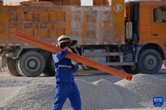 1月18日，工作人員在瑙魯艾沃港碼頭升級改造項目工地工作。新華社記者 王申 攝