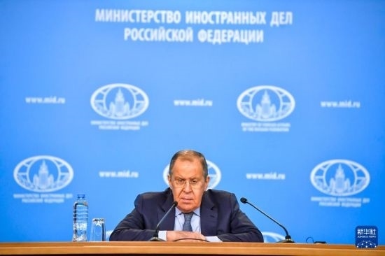 1月18日，在俄羅斯首都莫斯科，俄羅斯外長(zhǎng)拉夫羅夫回答記者提問(wèn)。新華社發(fā)（亞歷山大攝）