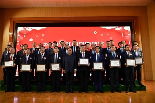 張漢暉為獲獎單位和個人頒發(fā)獎狀。駐俄羅斯使館供圖