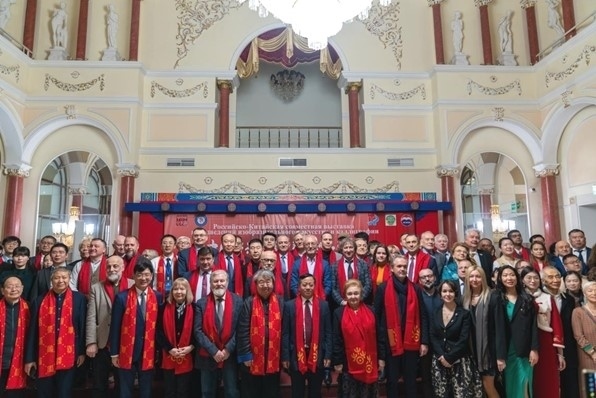 中俄書法美術(shù)作品聯(lián)展與會來賓共同合影留念。駐俄羅斯使館供圖