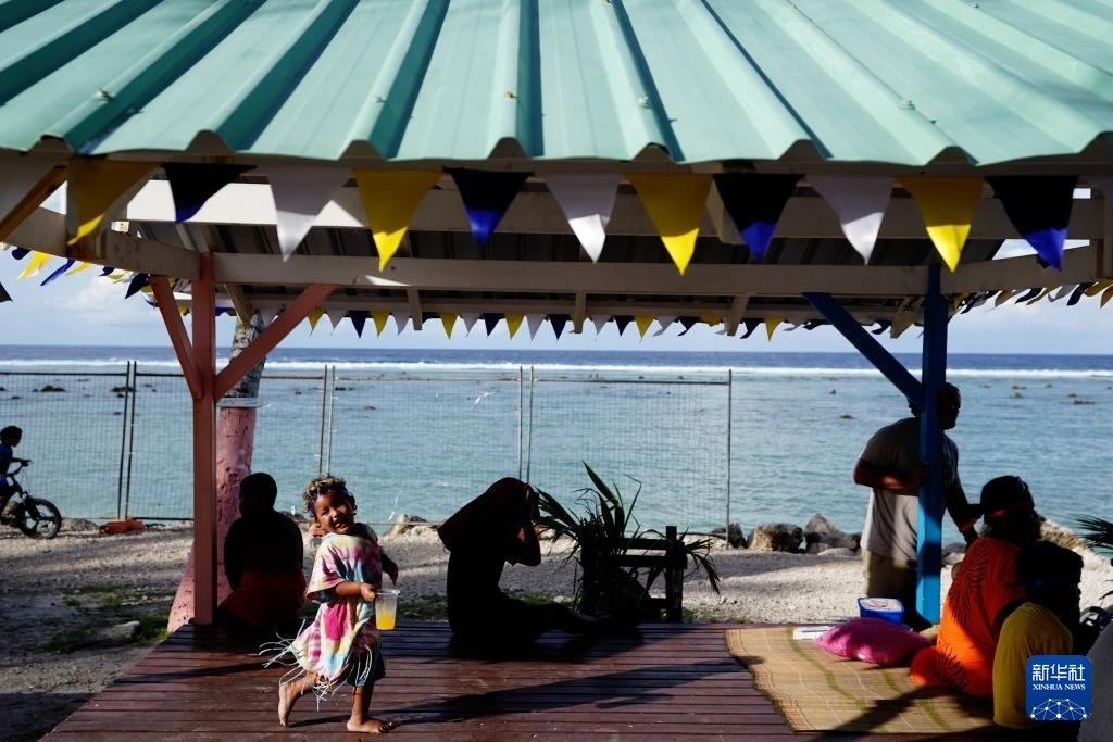 1月20日，當(dāng)?shù)厝嗽阼斠惶幒┬蓍e娛樂。新華社記者 王申 攝