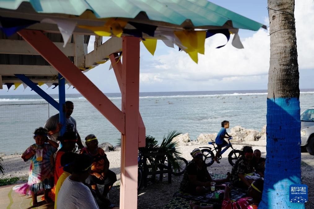 1月20日，當(dāng)?shù)厝嗽阼斠惶幒┬蓍e娛樂。新華社記者 王申 攝