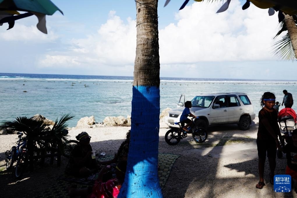 1月20日，當(dāng)?shù)厝嗽阼斠惶幒┬蓍e娛樂。新華社記者 王申 攝