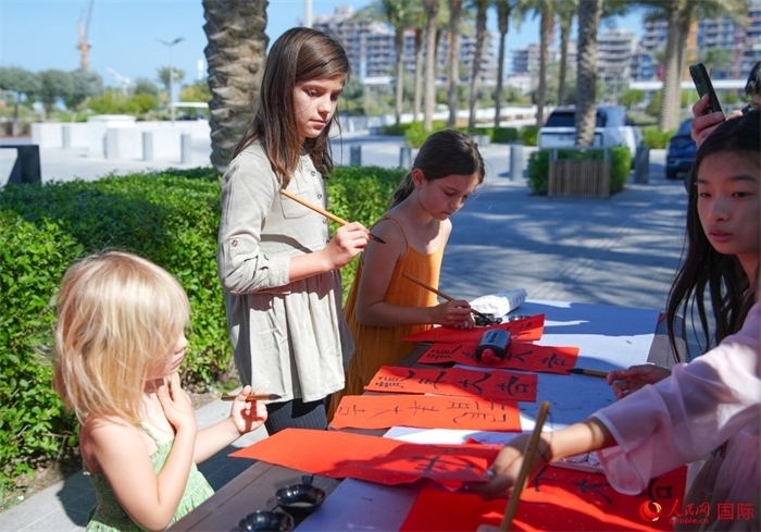 小朋友體驗書法創(chuàng)作。人民網(wǎng) 塔里克·易卜拉欣攝