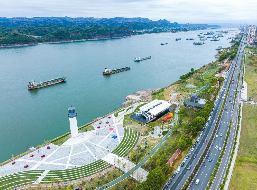 △湖北宜昌市濱江公園燈塔廣場。該廣場是在實施岸線復綠等綜合措施后，由老舊碼頭改造而成。