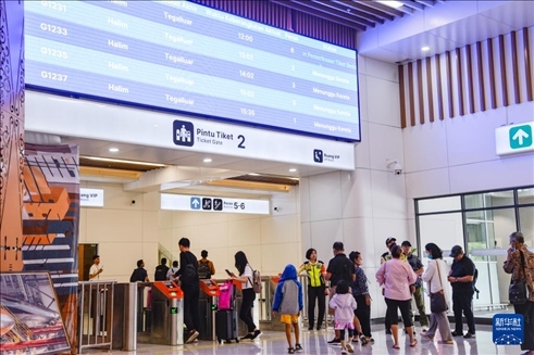 1月24日，在印度尼西亞雅加達(dá)哈利姆站候車大廳，乘客刷票前往站臺(tái)。新華社記者 徐欽 攝