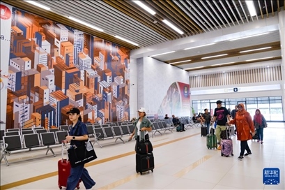 1月24日，在印度尼西亞雅加達(dá)哈利姆站，乘客在候車大廳內(nèi)行走。新華社記者 徐欽 攝