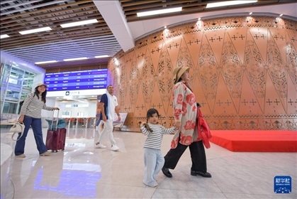 1月24日，在印度尼西亞雅加達(dá)哈利姆站，乘客在候車大廳內(nèi)行走。新華社記者 徐欽 攝