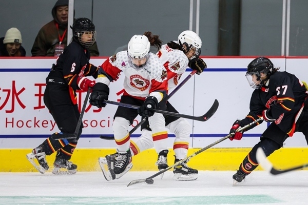 雙方球員爭搶。中國冰球協(xié)會(huì)供圖