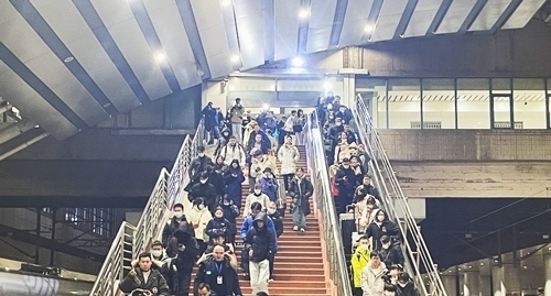 2024年鐵路春運(yùn)今日啟動，旅客進(jìn)入站臺準(zhǔn)備乘車。人民網(wǎng)記者 喬雪峰攝