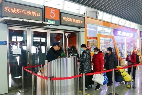 哈西公路客運(yùn)站內(nèi)旅客檢票排隊上車。黑龍江省交通運(yùn)輸廳供圖