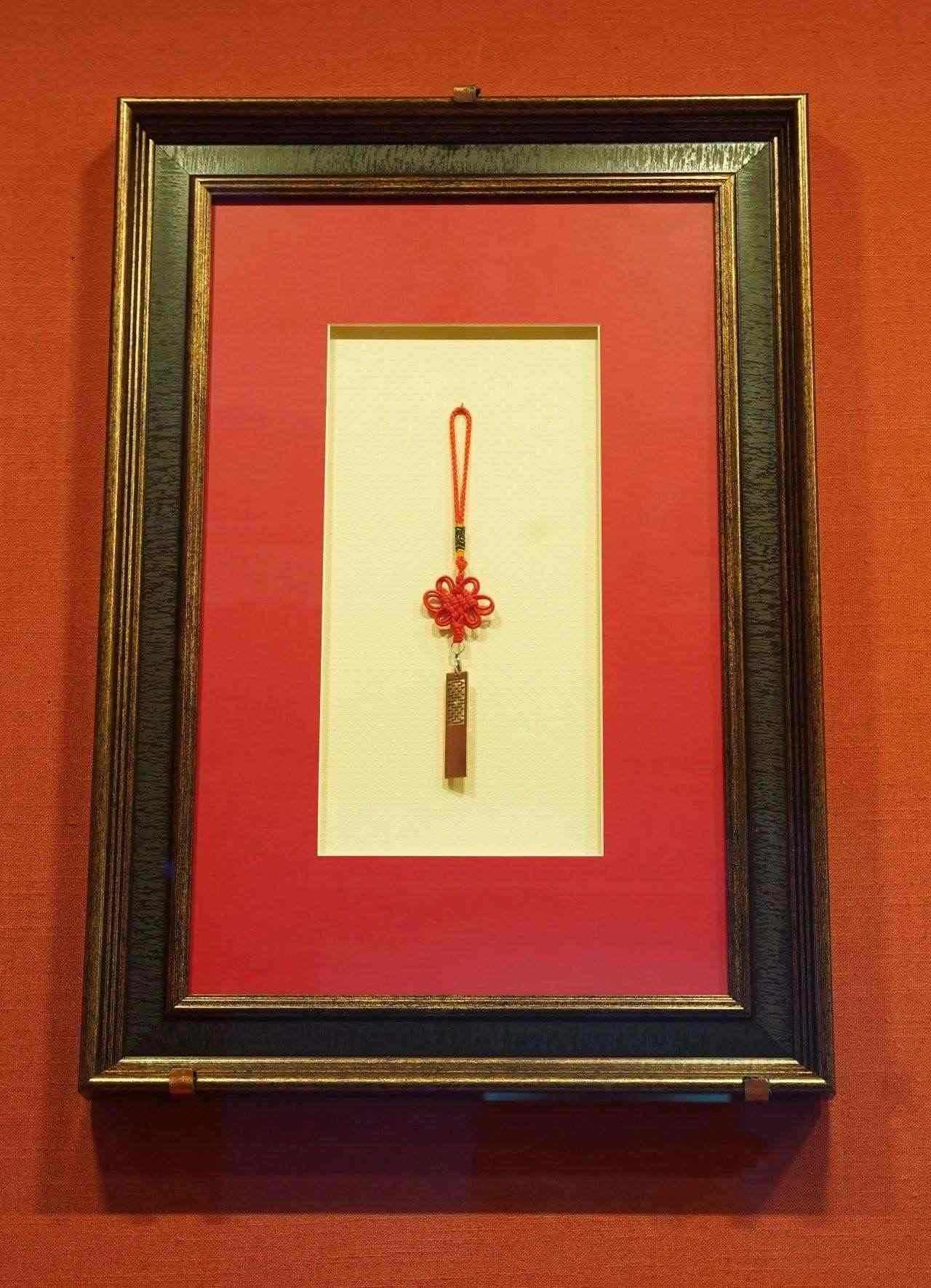 2017年5月，時任肯尼亞總統(tǒng)烏胡魯·肯雅塔贈送習近平主席的蒙內鐵路紀念U盤。