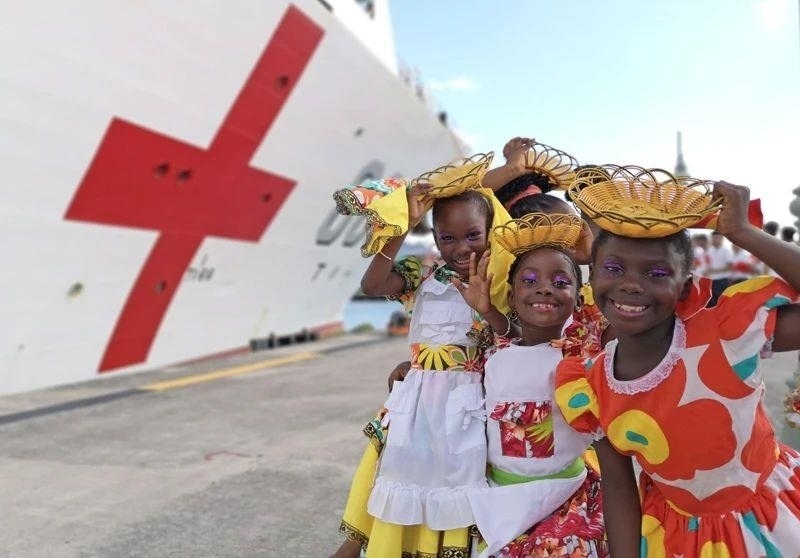 2018年10月，在安提瓜和巴布達首都圣約翰，當地小朋友身穿傳統(tǒng)服裝歡迎中國海軍“和平方舟”醫(yī)院船首次到訪。