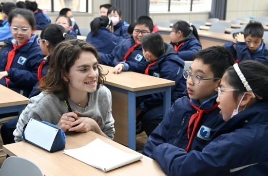  2023年12月18日，在西安新城區(qū)后宰門小學(xué)進(jìn)行的中法校園文化周法語語言沙龍上，西安法語聯(lián)盟的老師與學(xué)生進(jìn)行互動(dòng)。新華社記者 劉瀟 攝