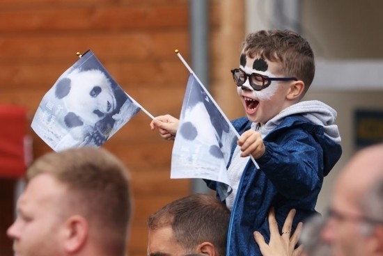  2023年7月26日，在法國圣艾尼昂市博瓦勒野生動(dòng)物園外，一名兒童等待送別熊貓“圓夢(mèng)”。新華社記者 高靜 攝