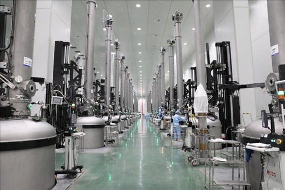 曲靖經(jīng)開區(qū)晶澳太陽能生產(chǎn)車間場景。 葉倬瑋攝