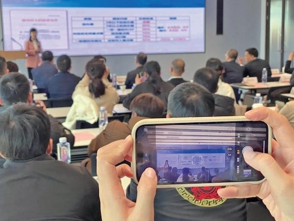 1月2日，“百團(tuán)千企出海拓市場增訂單”行動(dòng)啟動(dòng)。蔣文廣 攝