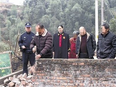  圖③：庭審結(jié)束后，在法官的見(jiàn)證下，陳某在院壩邊重新開(kāi)鑿一條通道。