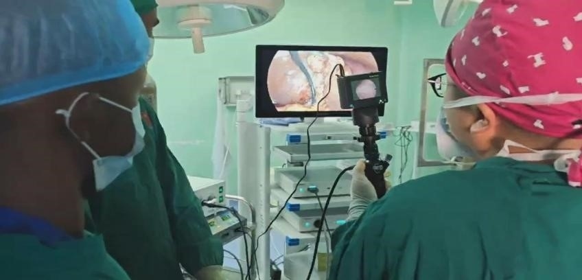 吳巍醫(yī)生（右一）在開展雙鏡聯(lián)合手術(shù)。中國援桑醫(yī)療隊(duì)供圖