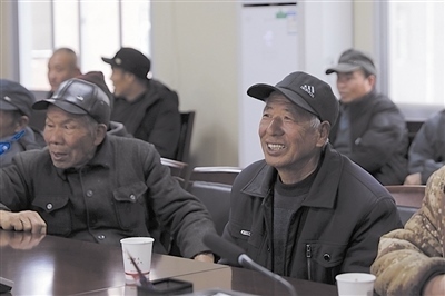  圖③：農(nóng)民工臉上洋溢著笑容。