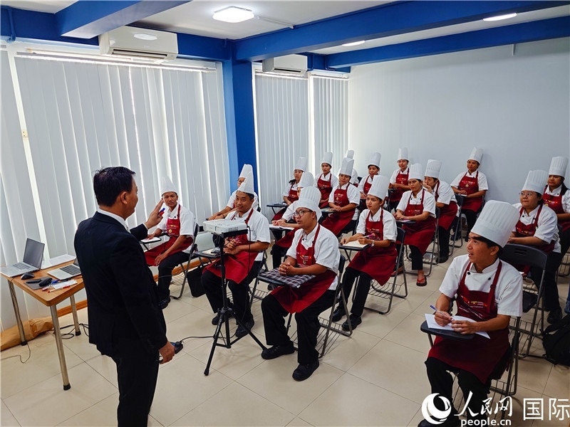 教師向?qū)W員授課。人民網(wǎng)記者 謝佳君攝