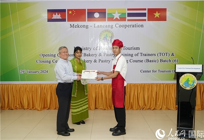 潘峰參贊向?qū)W員頒發(fā)證書(shū)。人民網(wǎng)記者 謝佳君攝