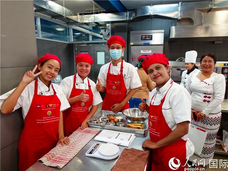 學(xué)員進(jìn)行實(shí)操練習(xí)。人民網(wǎng)記者 謝佳君攝