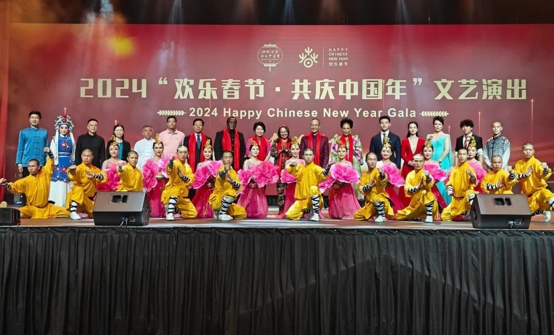 全體嘉賓和演員合影。中國駐南非大使館供圖