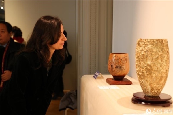 嘉賓和公眾參觀“絲路瓷行”——中國景德鎮(zhèn)陶瓷文化特展。人民網(wǎng)記者 尚凱元攝