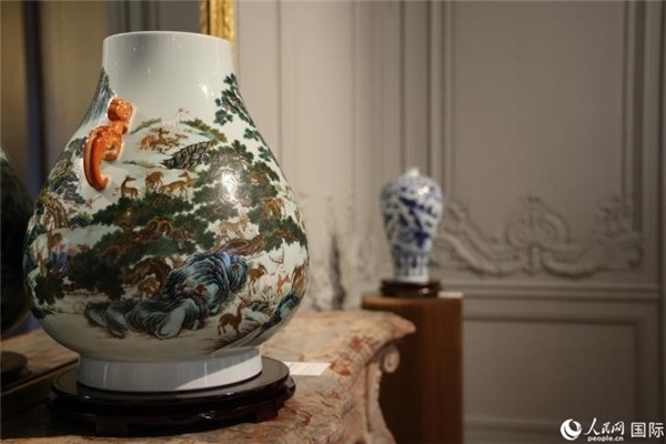 嘉賓和公眾參觀“絲路瓷行”——中國景德鎮(zhèn)陶瓷文化特展。人民網(wǎng)記者 尚凱元攝