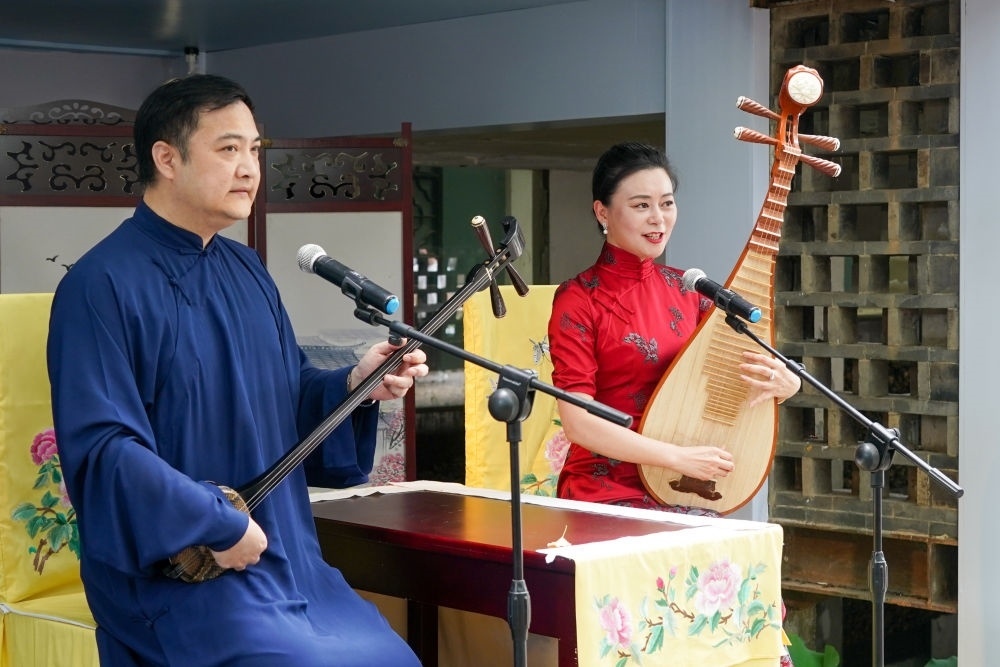 評(píng)彈藝人在蘇州平江路上的一家評(píng)彈店內(nèi)進(jìn)行表演（2023年7月7日攝）。新華社記者 李博 攝