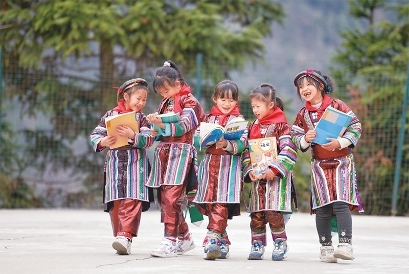 位于貴州省黔東南苗族侗族自治州從江縣大山深處的西山鎮(zhèn)中寨教學(xué)點(diǎn)，是一所全校均為瑤族學(xué)生的“微小學(xué)”。近年來(lái)，隨著教學(xué)條件逐漸改善，學(xué)校發(fā)生了翻天覆地的變化。圖為2023年2月16日，領(lǐng)到新書(shū)的瑤族學(xué)生在一起交流。 新華社記者 楊文斌/攝