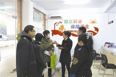  圖③：調(diào)解后，法官現(xiàn)場(chǎng)向當(dāng)事人做釋法析理工作。